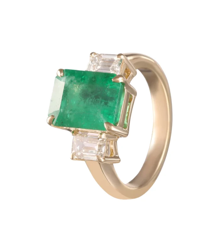 Luxurious Emerald Ring